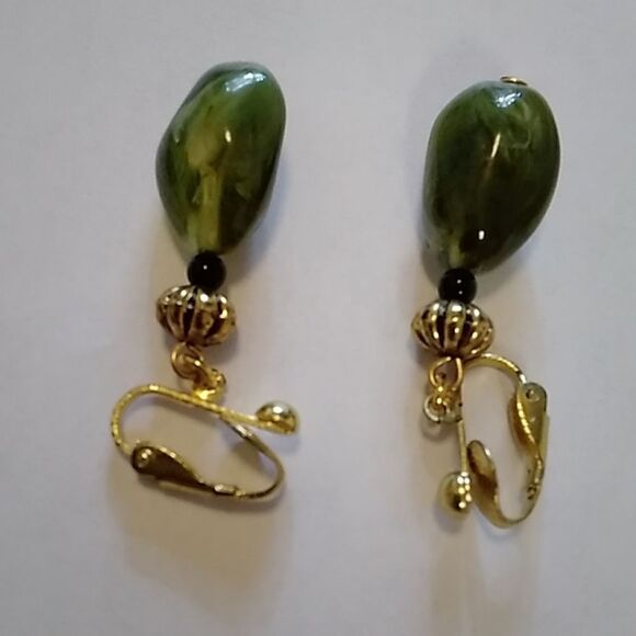 Vintage Earrings Clip - Picture 3 of 6